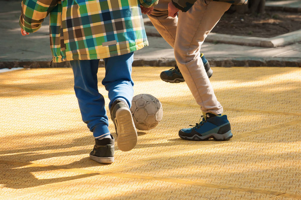 Schüler spielen Fußball mit Ball auf dem Schulhof - Foto, Bild