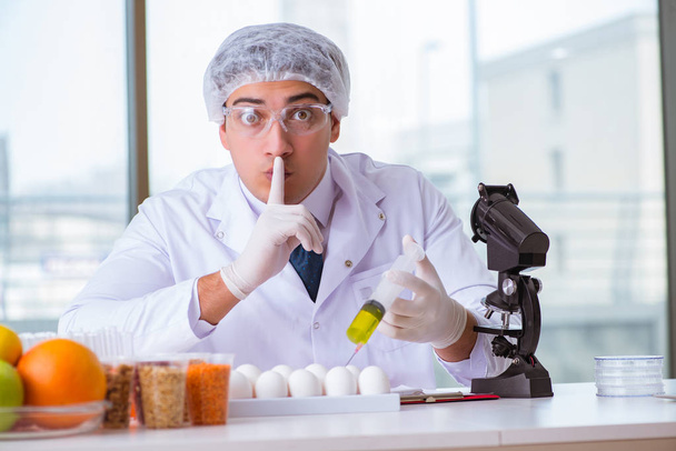 Expert en nutrition testant les produits alimentaires en laboratoire - Photo, image
