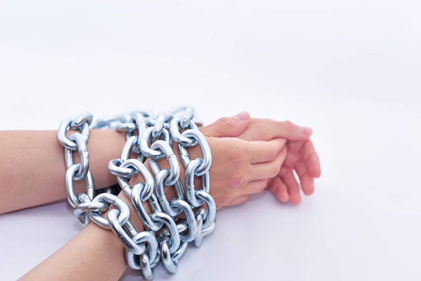 Hands and metal chain. - Foto, Bild