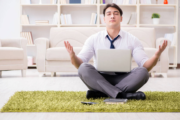 Podnikatel sedí na podlaze v kanceláři - Fotografie, Obrázek