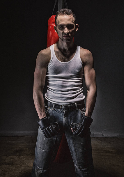 Kuva aggressiivinen urheilija ja punainen nyrkkeily laukku
 - Valokuva, kuva