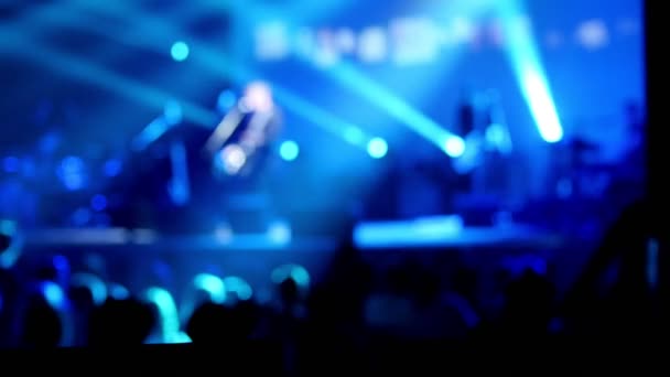 Musiker auf der Bühne - Zuschauer beim Konzert - verschwommen, entfokussiert - Filmmaterial, Video