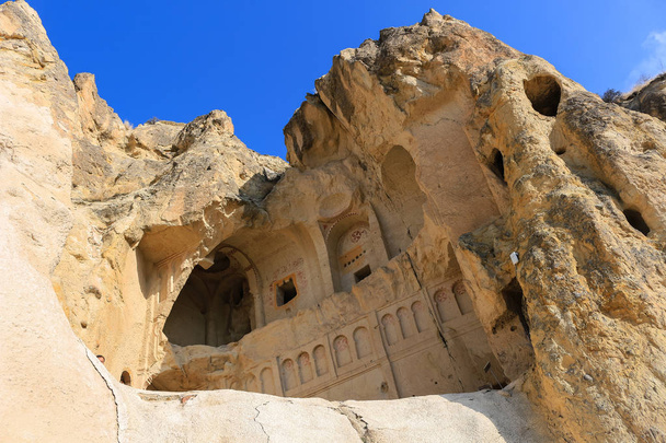 Eglise dans les formations rocheuses de Cappadoce, Anatolie, Turquie
 - Photo, image