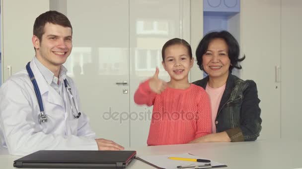 Μικρό κορίτσι δείχνει τον αντίχειρα κοντά ο γιατρός - Πλάνα, βίντεο