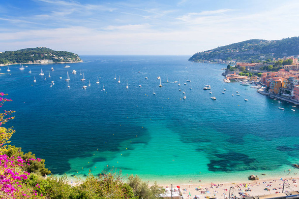 Vista do resort de luxo e baía de Cote d 'Azur na França
 - Foto, Imagem