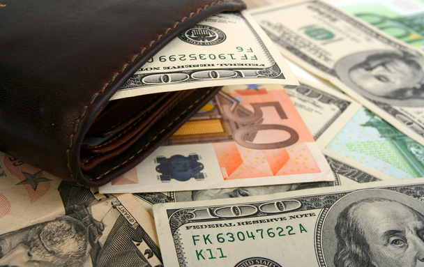 100 dolarové bankovky v kožená hnědá kabelka - Fotografie, Obrázek