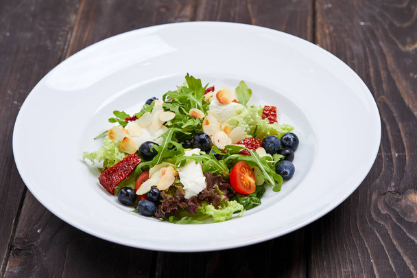 frischer Salat mit Blaubeeren - Foto, Bild