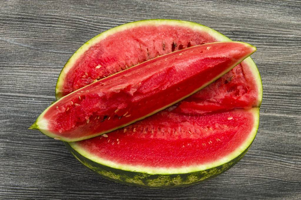 Watermelon slices and knife pictures, eating watermelon in summer and slicing with knife, - Foto, Bild
