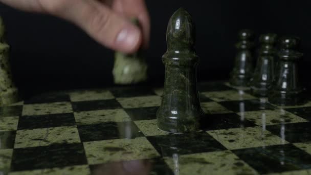 Witte toren versloeg zwarte olifant in het schaakspel. Witte toren verslaat zwarte olifant op een schaakbord. Versloeg Schaken toren. Close-up. - Video