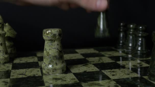 Černá královna porazil Bílá věž. Sada šachové figurky na hrací desce - Záběry, video