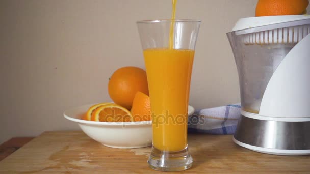 χυμό πορτοκαλιού χύνεται στο ποτήρι - Πλάνα, βίντεο