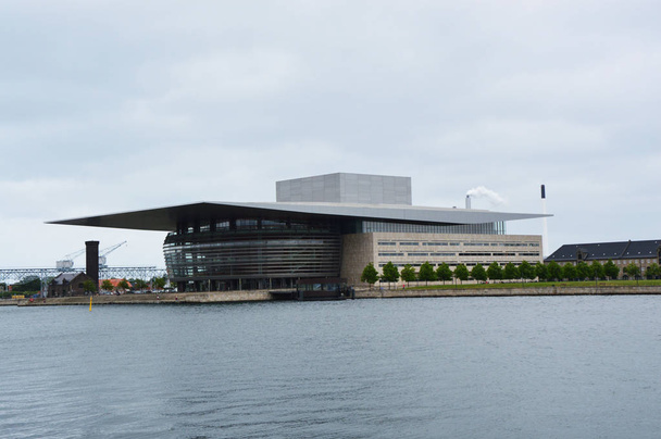 Kopenhaga, Dania - 31 maja 2017 r.: Kopenhaga Opera House, Operaen p Holmen, zaprojektowany przez Henninga Larsena. Znajduje się na wyspie Holmen w centrum Kopenhagi, Dania - Zdjęcie, obraz