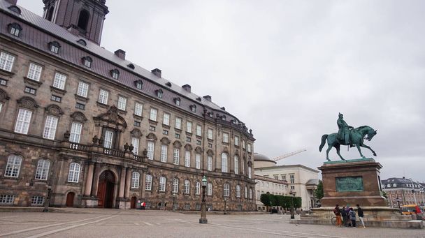 КОПЕНГАГЕН, ДЕНМАРК - 31 мая 2017 года: Конная статуя короля Фредерика VII перед слот-дворцом Кристиансборг на площади Слотспадса, Копенгаген, Дания
 - Фото, изображение