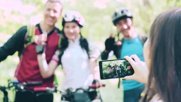 Outdoor portrait of friends taking photos with smartphone. - Footage, Video