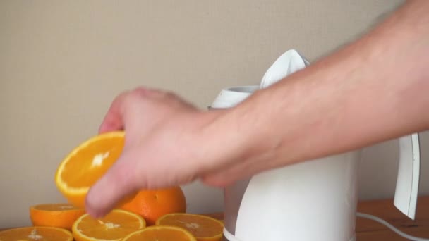 Zrobić świeży sok pomarańczowy z Sokowirówka elektryczna - Materiał filmowy, wideo