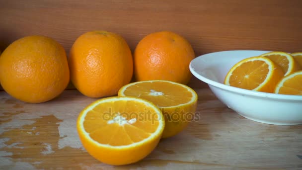 Plasterki pomarańczy na płycie - Materiał filmowy, wideo