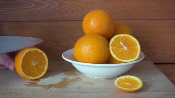 Naranja en rodajas en una tabla de madera
 - Imágenes, Vídeo