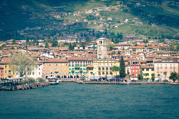 A cidade de Riva del Garda vista do lago
. - Foto, Imagem