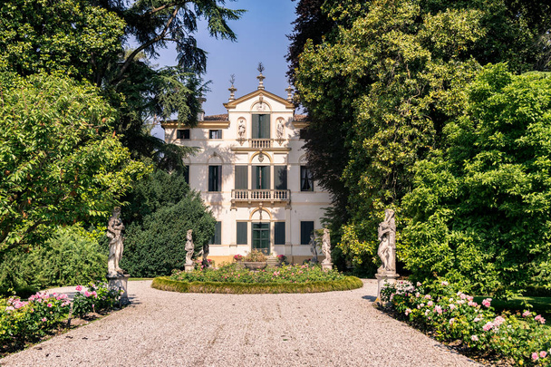 Typical eighteenth-century Venetian villa surrounded by an Itali - Photo, Image