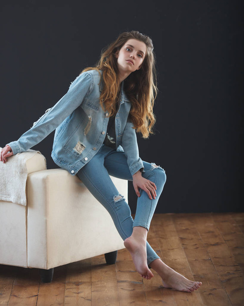 young teenage girl wearing jeans jacket - Foto, afbeelding