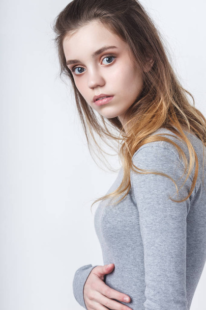mladá dospívající dívka modelu nad bílým pozadím - Fotografie, Obrázek