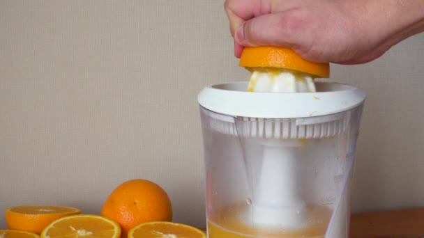 frischen Orangensaft mit elektrischer Saftpresse herstellen - Filmmaterial, Video