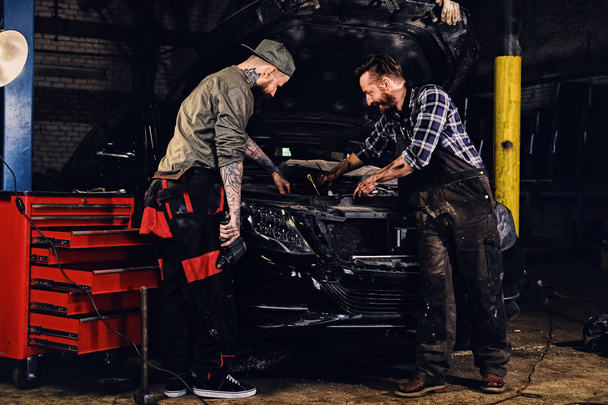 Mechaniker reparieren Auto-Motor - Foto, Bild