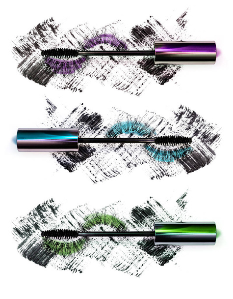 Крупный план туши с накладными ресницами в трех вариантах: фиолетовый, зеленый, синий, изолированный на белом фоне
 - Фото, изображение