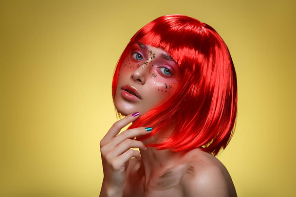 Красивая девушка в красном парике
 - Фото, изображение