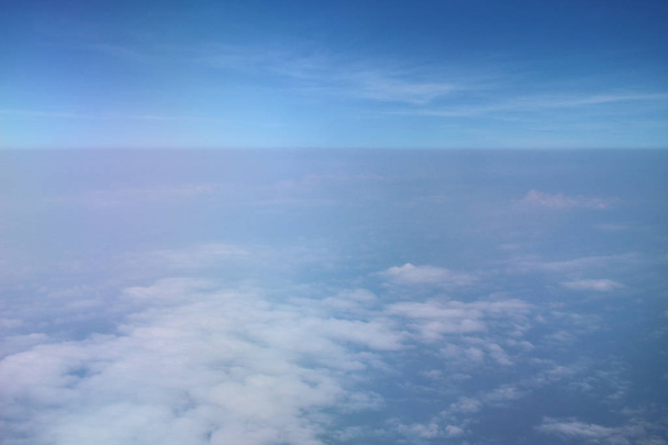 Вид облаков из окна реактивного самолета
. - Фото, изображение