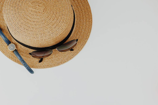 flat lay de chapéu, óculos de sol e assistir em fundo branco
. - Foto, Imagem