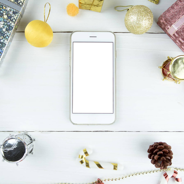 Smartphone with blank screen in Christmas decoration background. - Foto, afbeelding
