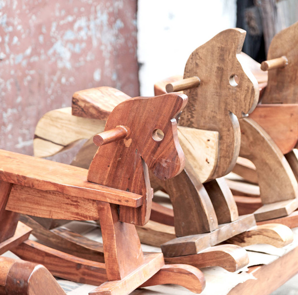 en un viejo mercado balanceándose caballo hecho en madera como concepto abstracto
 - Foto, Imagen