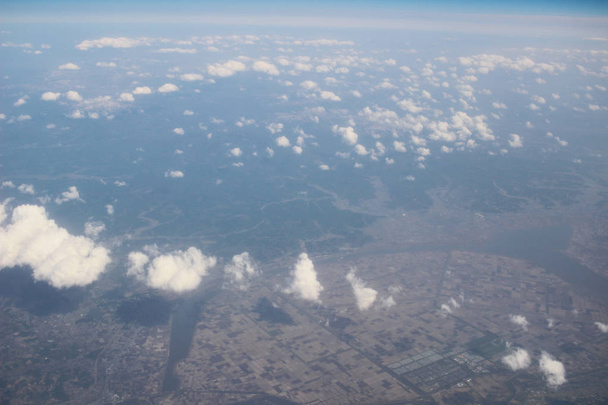 Pohled na zemi, polí a mraky z výše - Fotografie, Obrázek