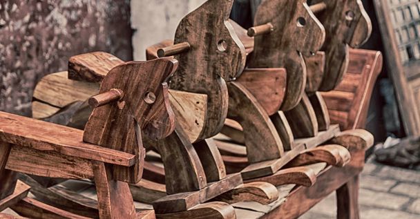 in een oude markt schommelpaard gemaakt in hout als abstract begrip - Foto, afbeelding
