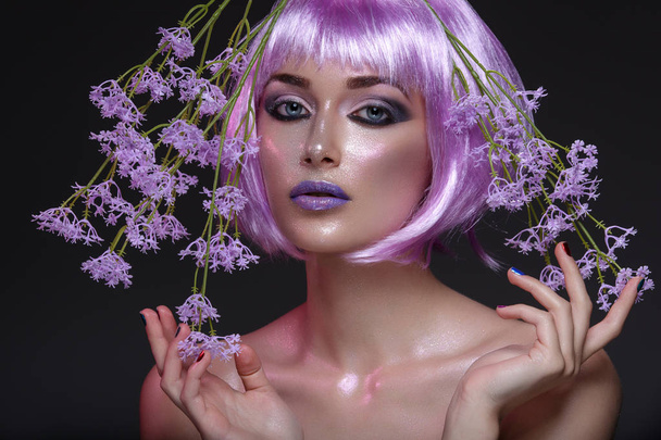 Kaunis tyttö violetti peruukki
 - Valokuva, kuva