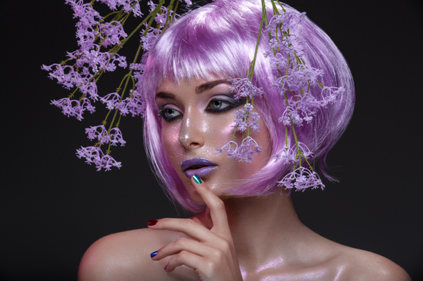 Красивая девушка в фиолетовом парике с цветами
 - Фото, изображение