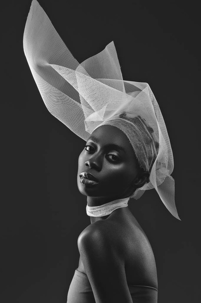 Bella ragazza africana con cappello di velo
 - Foto, immagini