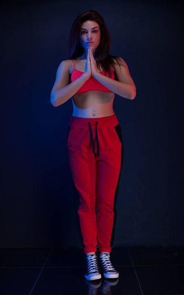 young beautiful dancer posing on a studio background - Foto, imagen
