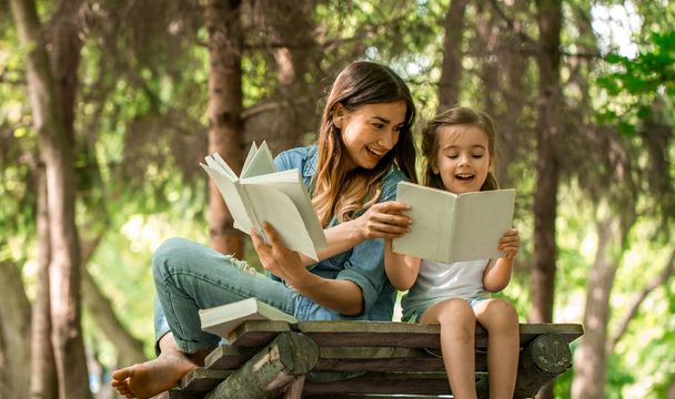 Mom and daughter read the book - Фото, зображення