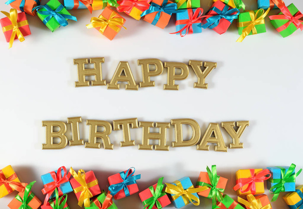 Boldog születésnapot arany szöveg és fehér színes ajándékok - Fotó, kép