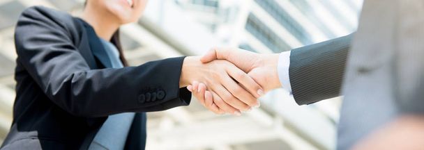 Empresária fazendo aperto de mão com um homem de negócios
 - Foto, Imagem