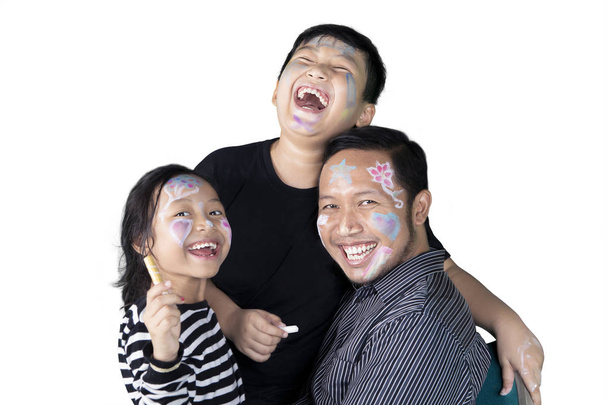Asiatische Familie spielt im Atelier mit Buntstiften - Foto, Bild