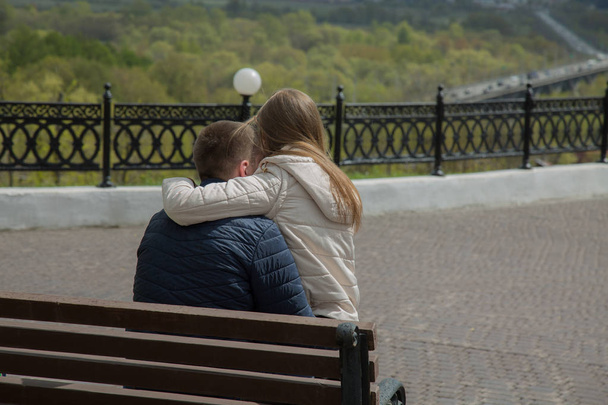 Giovane coppia coppia abbracciare strada panchina
 - Foto, immagini