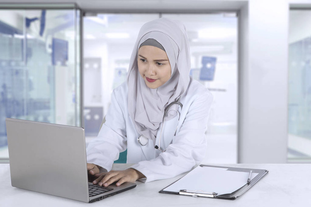 Muslim doctor works in clinic room - Valokuva, kuva