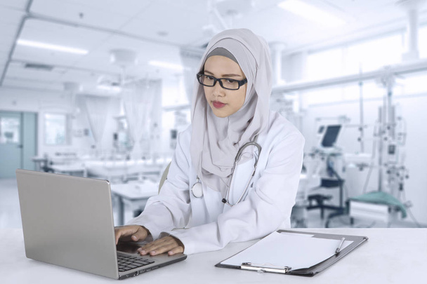 Muslim doctor works in treatment room - Valokuva, kuva