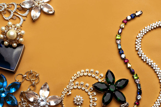 Mooie sieraden met edelstenen voor vrouwen - Foto, afbeelding