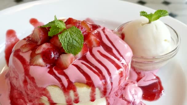 τηγανίτες με παγωτό φράουλα - Πλάνα, βίντεο