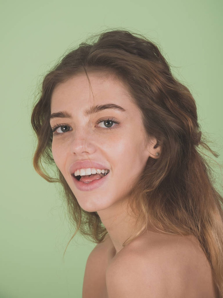 girl smiling with long hair - Zdjęcie, obraz