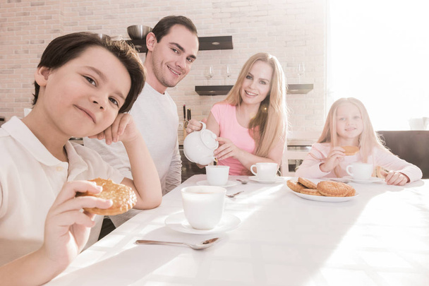 Family with children having breakfast - Foto, Imagem